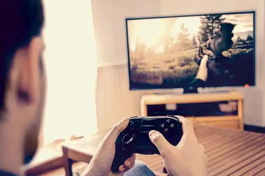 Questing Across Screens: Adventures in Online Gaming